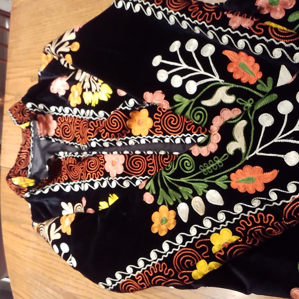 Black Velvet Embroidered With Colorful Flowers Coat Size M - Picture 2 of 6
